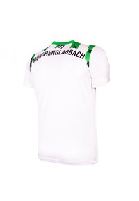 Witte sporttrui met groene en zwarte accenten op de schouders en "MÖNCHENGLADBACH" in zwarte tekst over de bovenrug.