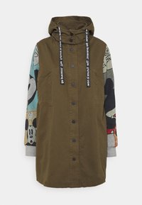 Olijfgroen utilityjack met capuchon, met grijze mouwen met prints van cartoonfiguren, knopen aan de voorkant en contrasterende trekkoordjes.