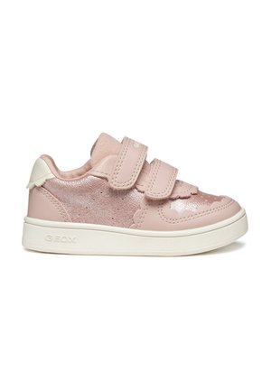 Baskets rose clair avec un panneau texturé brillant, deux bandes Velcro et des accents festonnés subtils. Comprend une semelle en caoutchouc blanche et un logo.