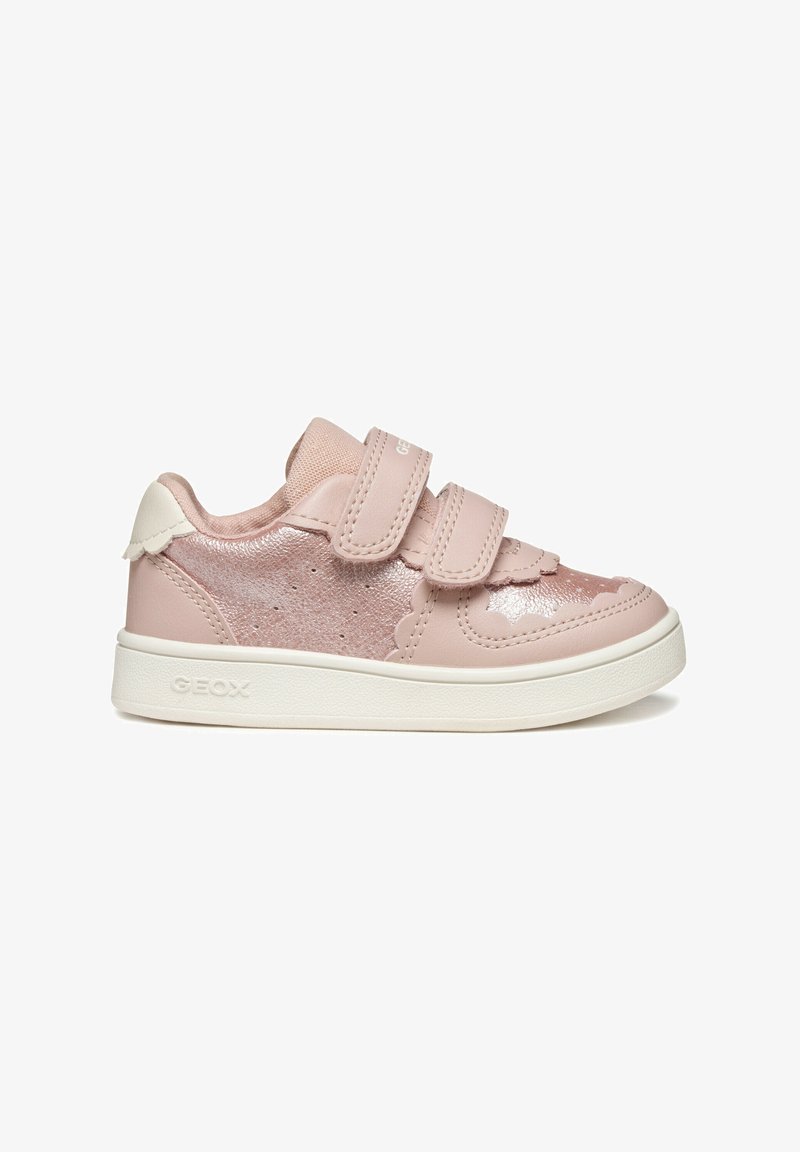 Sneaker rosa chiaro con un pannello testurizzato lucido, due cinturini in Velcro e dettagli ondulati discreti. Presenta una suola in gomma bianca e un marchio.