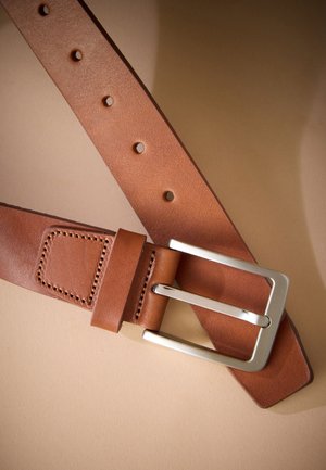 Brauner Ledergürtel mit silberner rechteckiger Schnalle, mehreren Einstelllöchern und einer genähten Lederschlaufe. Glatte Textur.