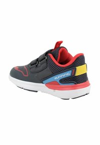 Scarpa da corsa nera e rossa con tomaia in rete, accenti blu e gialli a contrasto, collo imbottito e suola bianca con battistrada testurizzato.