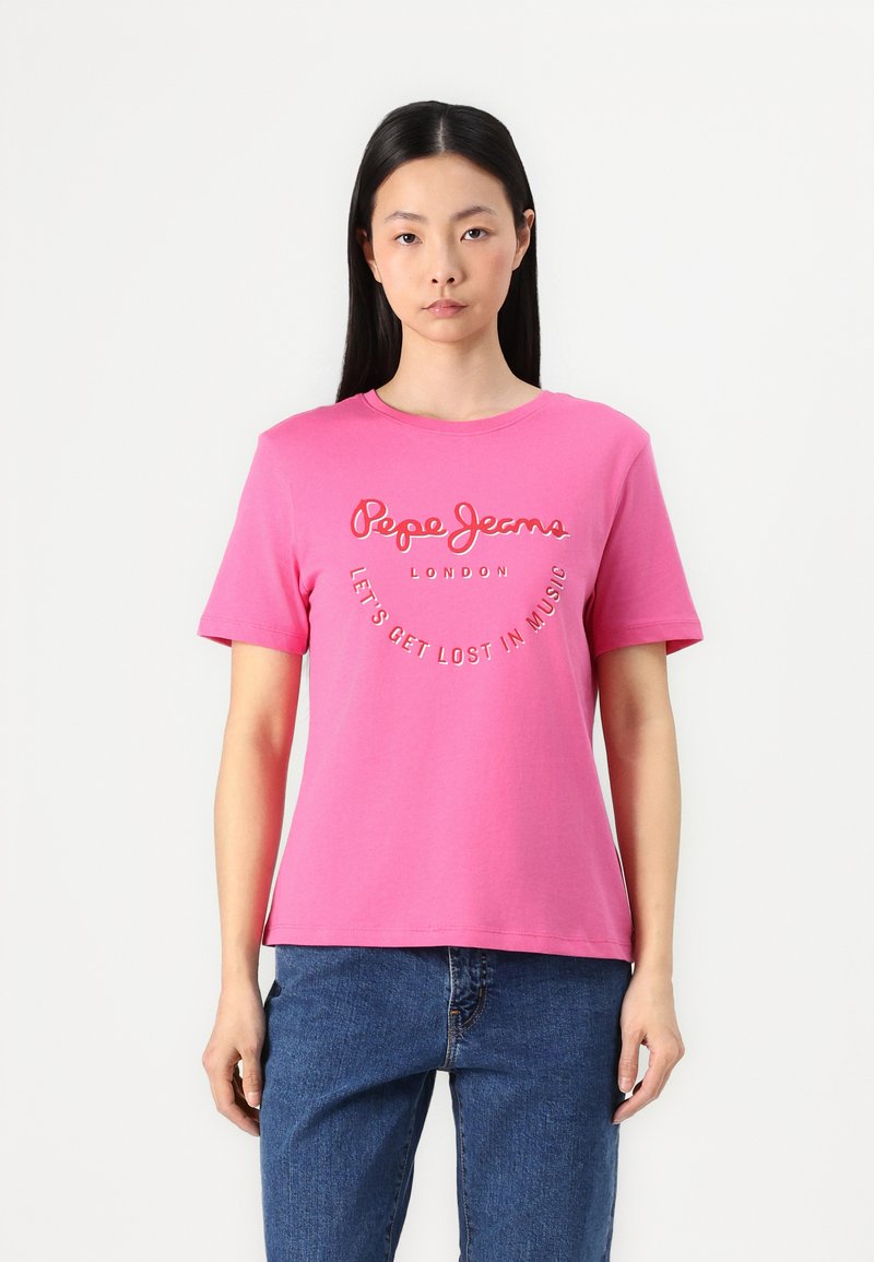 Rosa bomull t-shirt med korta ärmar, rund halsringning och tryckt text: "Pepe Jeans London Låt oss gå vilse i musiken." Avslappnad passform.