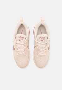 Nike Performance ZOOM BELLA 6 - Pantofi training - guava ice/metallic red bronze/pale ivory/red stardust