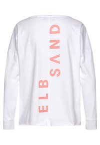 Weißes Langarmshirt mit geradem Saum, auf dem großen rosa Blockbuchstaben "ELB SAND" vertikal auf dem Rücken gedruckt.