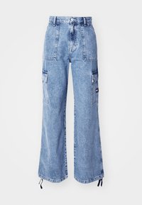 Lyseblå denim cargo bukser med vid ben, to sidelommer og justerbare snorer ved kanten. Har stikkingdetaljer og knappestenge.