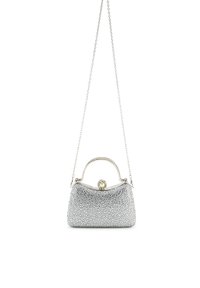 Silberne Abendtasche mit einem mit Strass besetzten Äußeren, geschwungenem oberen Teil und einem mit Perlen verzierten Verschluss. Sie verfügt über einen Kettenriemen zum Tragen.