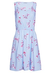 Světle modré šaty bez rukávů s elastickým pasem, zdobené květinovým vzorem v růžové, červené a bílé barvě. Hladká látka s jemným splýváním.