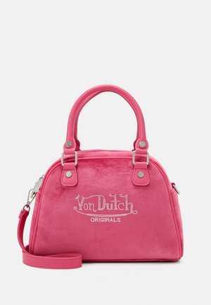 Lille lyserød håndtaske med dobbelte hanke og aftagelig skulderrem, med "Von Dutch Originals"-logo i rhinsten foran.