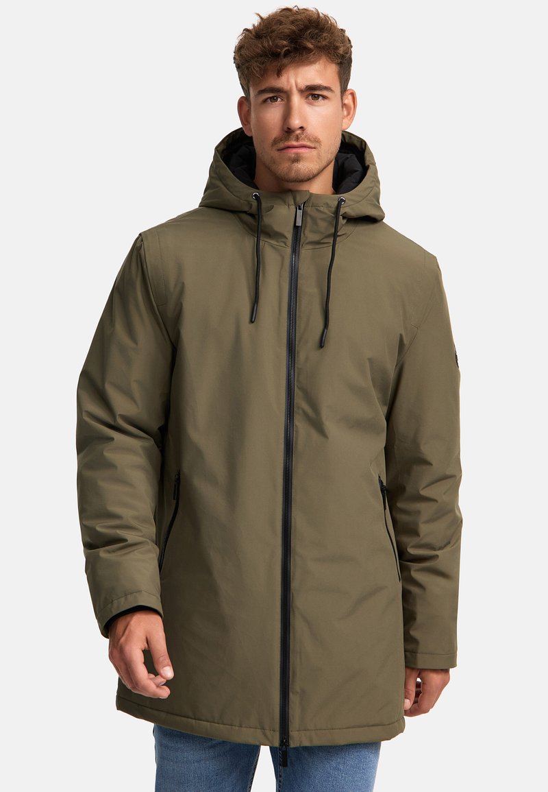 Olivově zelená voděodolná parka s kapucí, předním zipem, stahovací šňůrkou a bočními kapsami. Hladká textura s elegantním, moderním designem.
