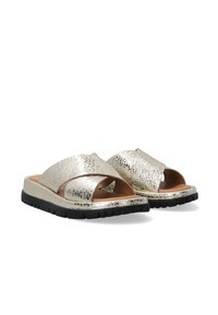 Sandales à glissière argentées métalliques avec un dessus texturé, un design à brides croisées et une semelle en caoutchouc noir. Style léger et ouvert sur le devant.