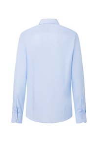 Jasnoniebieska koszula damska z długim rękawem widziana od tyłu, z klasycznym kołnierzykiem i mankietami zapinanymi na guziki.