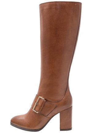 Bottes en cuir marron hautes jusqu'au genou, avec un bout arrondi, un talon épais et une sangle décorative à boucle au niveau de la cheville. Texture lisse avec des accents minimaux.