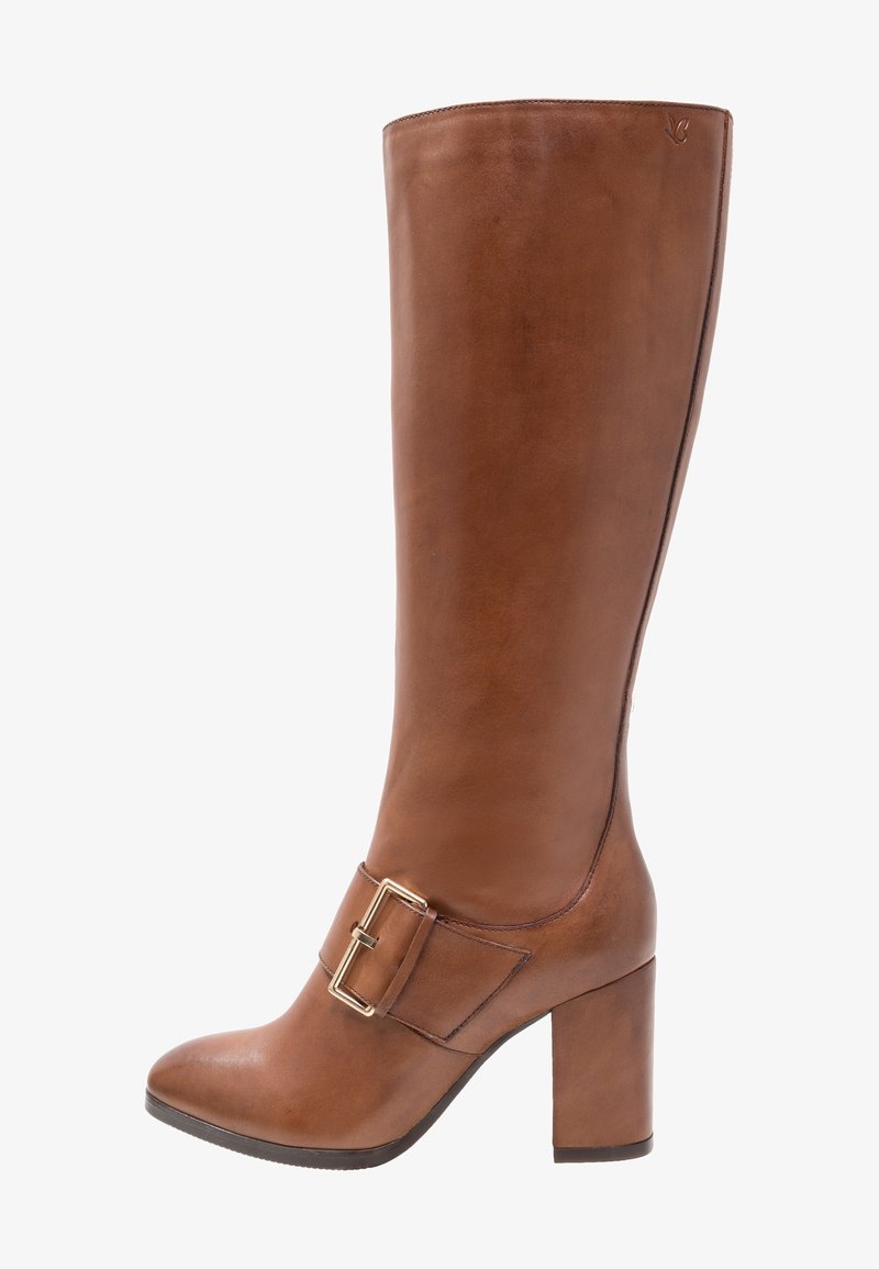 Botas de cuero marrón hasta la rodilla con punta redonda, un tacón grueso y una correa decorativa con hebilla en el tobillo. Textura suave con acentos mínimos.