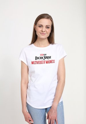 Biała koszulka z krótkim rękawem z nadrukowanym graficznym napisem w czarnym i czerwonym kolorze: "Doktor Strange w Multiversum Szaleństwa."