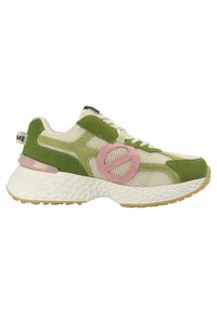 Grüne und beige Sneaker aus Mesh und Wildleder, runder rosaner Logoakzent, strukturierte weiße Sohle und subtile Details an Zunge und Ferse.