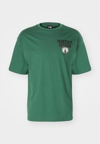 Grön bomull t-shirt med korta ärmar, rund halsringning, med texten "BOSTON CELTICS" och logotyp tryckt på framsidan. Slät textur.