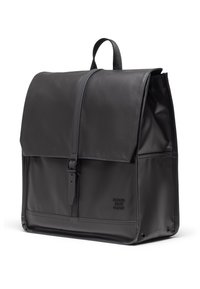 Bolso rectangular negro de material suave con cierre de solapa, correa ajustable y logo de la marca en la parte frontal. Presenta un asa superior.