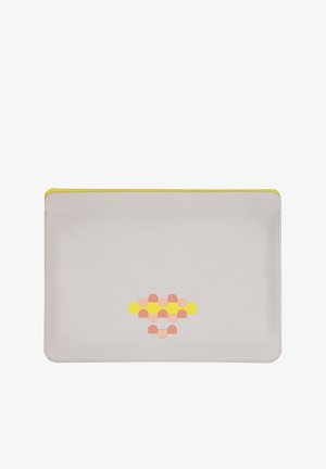 Graue Leder-Laptop-Hülle mit gelbem Reißverschluss, auf der Vorderseite mit einem geometrischen Muster in Pink, Gelb und Beige versehen. Glatte Oberfläche.