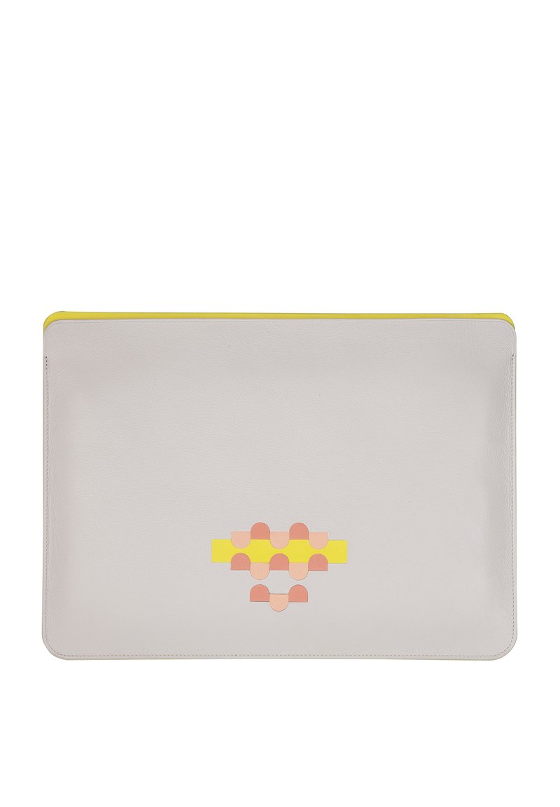 Funda para portátil de cuero gris con cremallera amarilla, que presenta un patrón geométrico en rosa, amarillo y beige en la parte frontal. Textura suave.