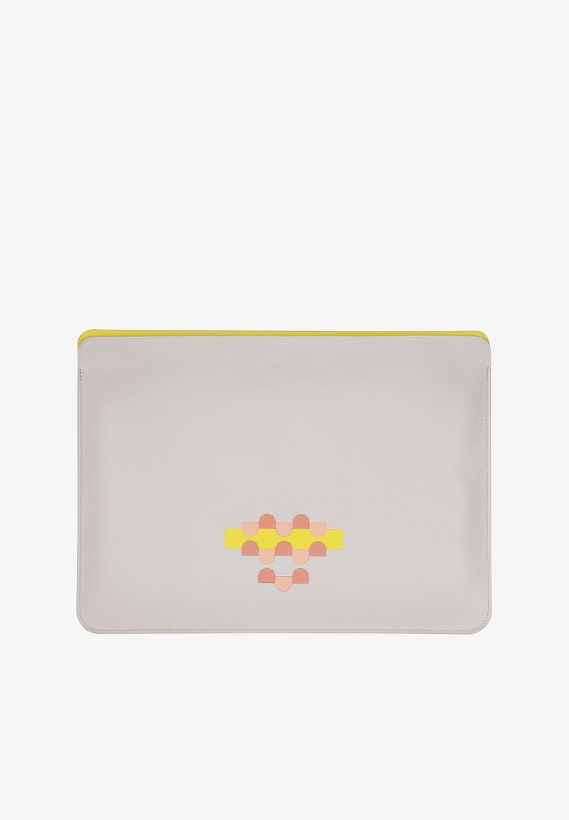 Funda para portátil de cuero gris con cremallera amarilla, que presenta un patrón geométrico en rosa, amarillo y beige en la parte frontal. Textura suave.