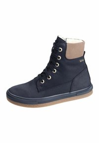 Marineblaue High-Top-Schuhe aus Leder mit einem Wildlederakzent am Knöchel, ausgestattet mit Metallösen, einer strukturierten Sohle und einem weichen Innenfutter.