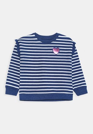 Marineblå og hvide stribede langærmede sweater med flæsedetaljer på skuldrene og et lille skinnende lyserødt hjerte på venstre bryst.