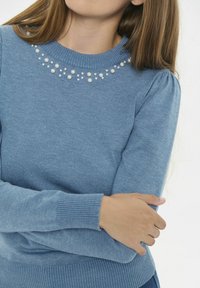 Jasnoniebieski sweter z okrągłym dekoltem, ozdobiony skupionymi perłami i prążkowanymi mankietami, z gładką teksturą i dopasowanym krojem.