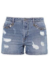 Shorts de mezclilla en azul claro con parches desgastados, con tachuelas decorativas negras a lo largo de los bolsillos y un diseño clásico de cinco bolsillos.
