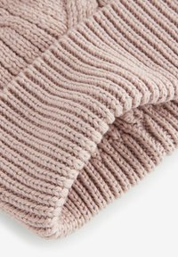 Kootud beanie heleses roosas toonides, ribakujunduse ja metalliliste niidite aktsentidega, volditud servaga, mis pakub lisasoojust ja stiili.
