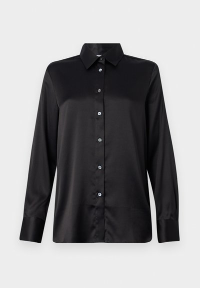 Chemise noire en satin à manches longues avec un col, fermeture à boutons à l'avant et poignets à un bouton. Texture lisse avec une coupe légèrement décontractée.