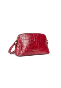Borsa in pelle rossa con stampa a coccodrillo, chiusura con zip, tracolla regolabile e dettaglio del logo dorato sul pannello frontale. Texture liscia.