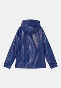 Granatowa wodoodporna kurtka z kapturem, długimi rękawami i elastycznymi mankietami, widziana od tyłu na białym tle.