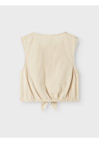 Haut court beige avec un col arrondi, design sans manches, ourlet élastique et détail noué à l'arrière. Texture lisse.