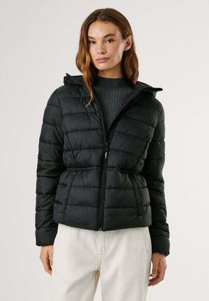 Doudoune noire avec un motif matelassé horizontal, fermeture éclair et capuche. Possède une taille cintrée et des poignets élastiques.