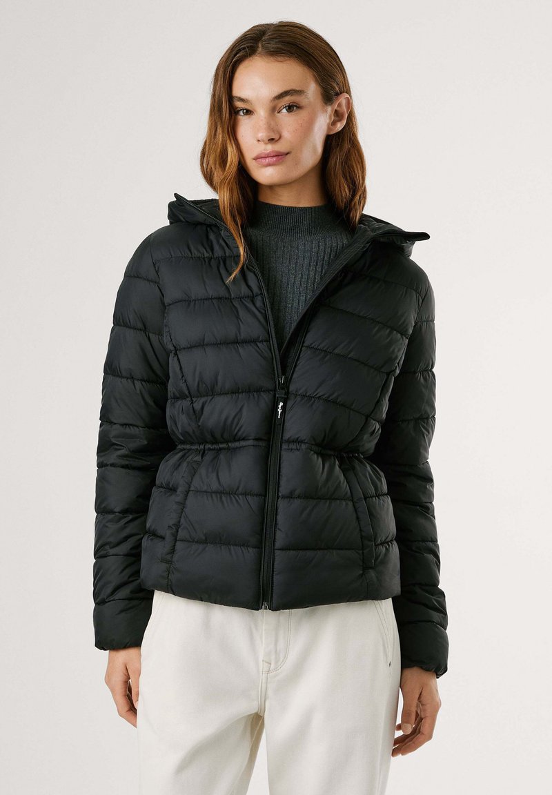 Zwarte gewatteerde jas met een horizontaal quiltpatroon, ritsluiting en een capuchon. Heeft een getailleerde taille en elastische manchetten.