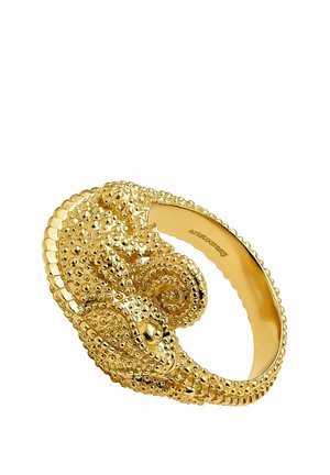 Anillo texturizado de oro con un diseño detallado de una serpiente enrollada con escamas elevadas que envuelven la banda.