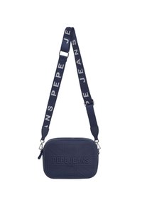 Bolso bandolera azul marino con un diseño texturizado, que presenta un motivo de Union Jack y "PEPE JEANS LONDON" en relieve. Incluye una correa ajustable.