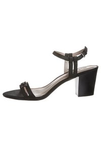 Czarne sandały na obcasie z teksturowanym wierzchem, otwartymi palcami i słupkiem. Regulowany pasek wokół kostki z metalowym zapięciem.