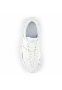 Weißer New Balance Sneaker mit Schnürung, atmungsaktiver Innensohle und gestepptem Design, von oben auf einem weißen Hintergrund betrachtet.