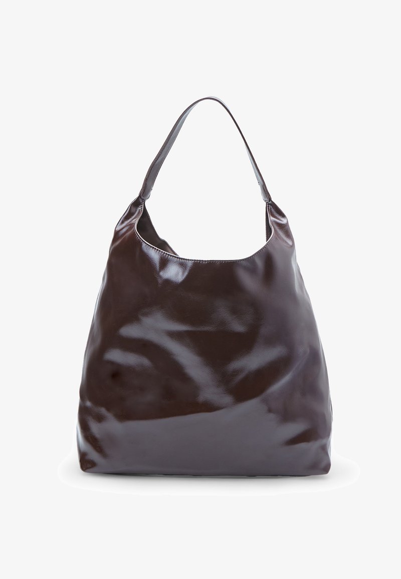 Borsa hobo in pelle marrone lucida con una sola tracolla, caratterizzata da una silhouette morbida e scivolosa e una texture liscia.