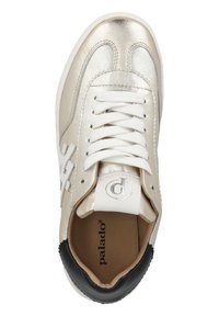 Metallisch goldene Sneaker mit weißen Schnürsenkeln und Akzenten. Weiches Ledermaterial, runde Form und schwarzer Absatz. Logo auf der Zunge.