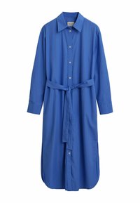 Robe chemise bleue à manches longues avec col et ceinture en tissu nouée à la taille sur fond blanc.