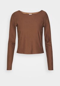 Hnědý dlouhý rukáv s kulatým výstřihem, na kterém jsou jemně embosované loga Nike Air po celém materiálu, vystavený na bílém pozadí.