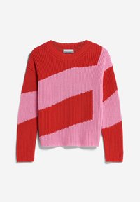 Pull épais en maille avec larges rayures diagonales rouges et roses, manches longues et col rond sur fond blanc.