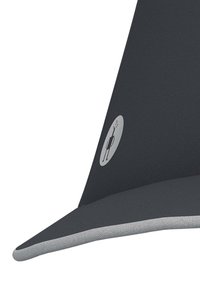 Gorra negra con visera curvada, que presenta un interior gris. Un logo circular con una silueta está en el lado, indicando la identidad de la marca.
