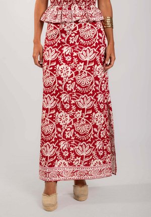 Falda maxi roja con estampado floral y patrones botánicos en blanco, cintura fruncida y detalle de abertura lateral; hecha de un textil ligero.