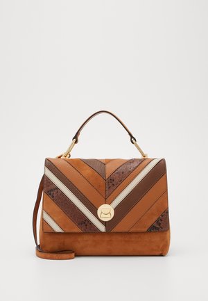 Braune Leder- und Wildlederhandtasche mit Chevronmuster, goldfarbenem Verschluss, Tragegriff oben und abnehmbarem Schulterriemen vor einfarbigem Hintergrund.