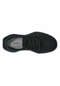 Svart stickad sneaker med en texturerad ovandel, snörning och en slät innersula med varumärket "allbirds" tryckt på insidan.