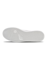 Biała podeszwa sneakersów z teksturowanym, heksagonalnym wzorem i zakrzywionymi liniami. Projekt zapewnia przyczepność i zawiera subtelny detal logo.